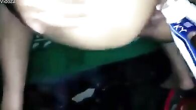 Pahli baar gaand chudai ka experience leti hot bhabhi
