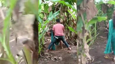 Gaon k ladko nai range hath pakad liya bhabhi ko outdoor sex k doraan