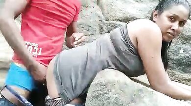 Nadi kinaare girlfriend ke sath kiya outdoor sex