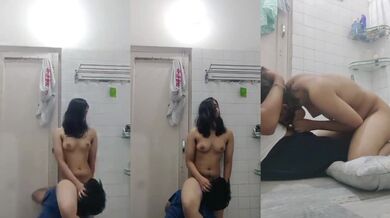 Bathroom ke andar chut chatai or lund chusai ka khel