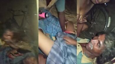 Gaanv ki randi orat ki chut chaatke choda budhe majdur nai