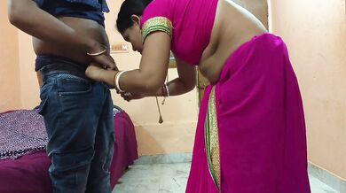 Gulabi saree pahni housewife chudi pati ke lund ko chuskar