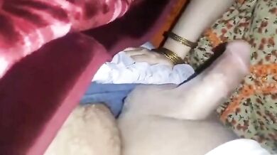 Paki bhabhi chus rahi hai apne chote devar ka chota lund
