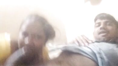 Desi bhabhi nai devar ko blowjob deke devar ke oth ko chusa