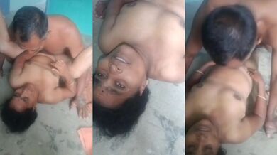 Desi mature randi ko chodtte hue ka video banaya dusre aadmi nai