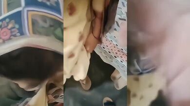 Pakistani sexy bhabhi devar ka lund chuskar apne boobs dikha rahi hai