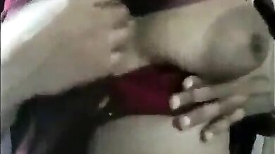 Hot kamwali ke desi boobs dabane ka maza liya