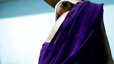Desi maal ananya ne saree khol chut dikhai