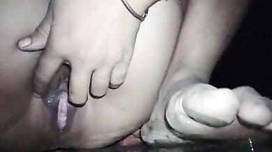 Desi village girl ne chut me ungli ki
