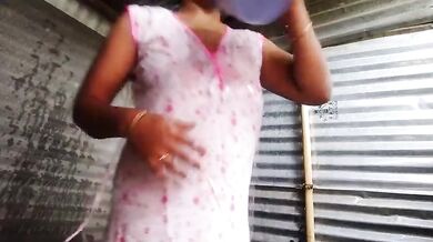 Transparent night gown me nahati hui hot village bhabhi