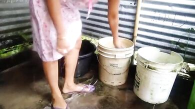Transparent night gown me nahati hui hot village bhabhi