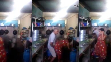 Uncle ne kitchen me kamwali chodi