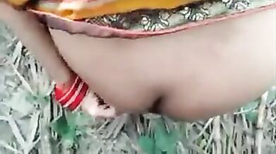 Truck wale ne bhabhi ko khet me choda