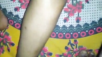Bhabhi ki chuchi masal ke chut me ungli ki