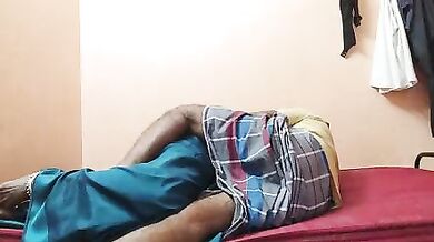 Saree wali bahan lungi wala bhai