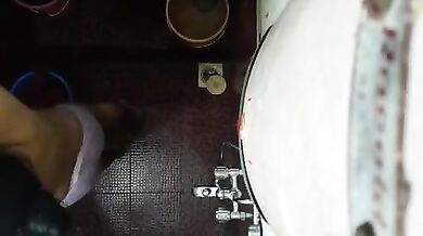 Devar ne bhabhi ka nude bathroom video banaya