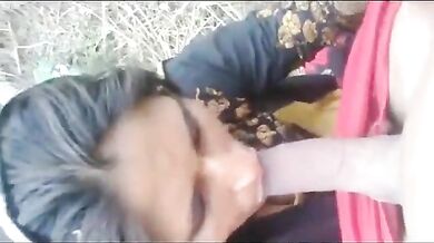 Rajasthani bhabhi ne khet me loda chusa